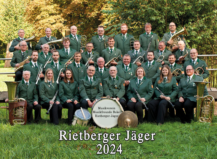 38 aktive Musikerinnen und Musiker im Jubiläumsjahr (v.l.): 
1. Reihe: Dieter Lindner, Priska Brockschnieder, Laura Niehüse