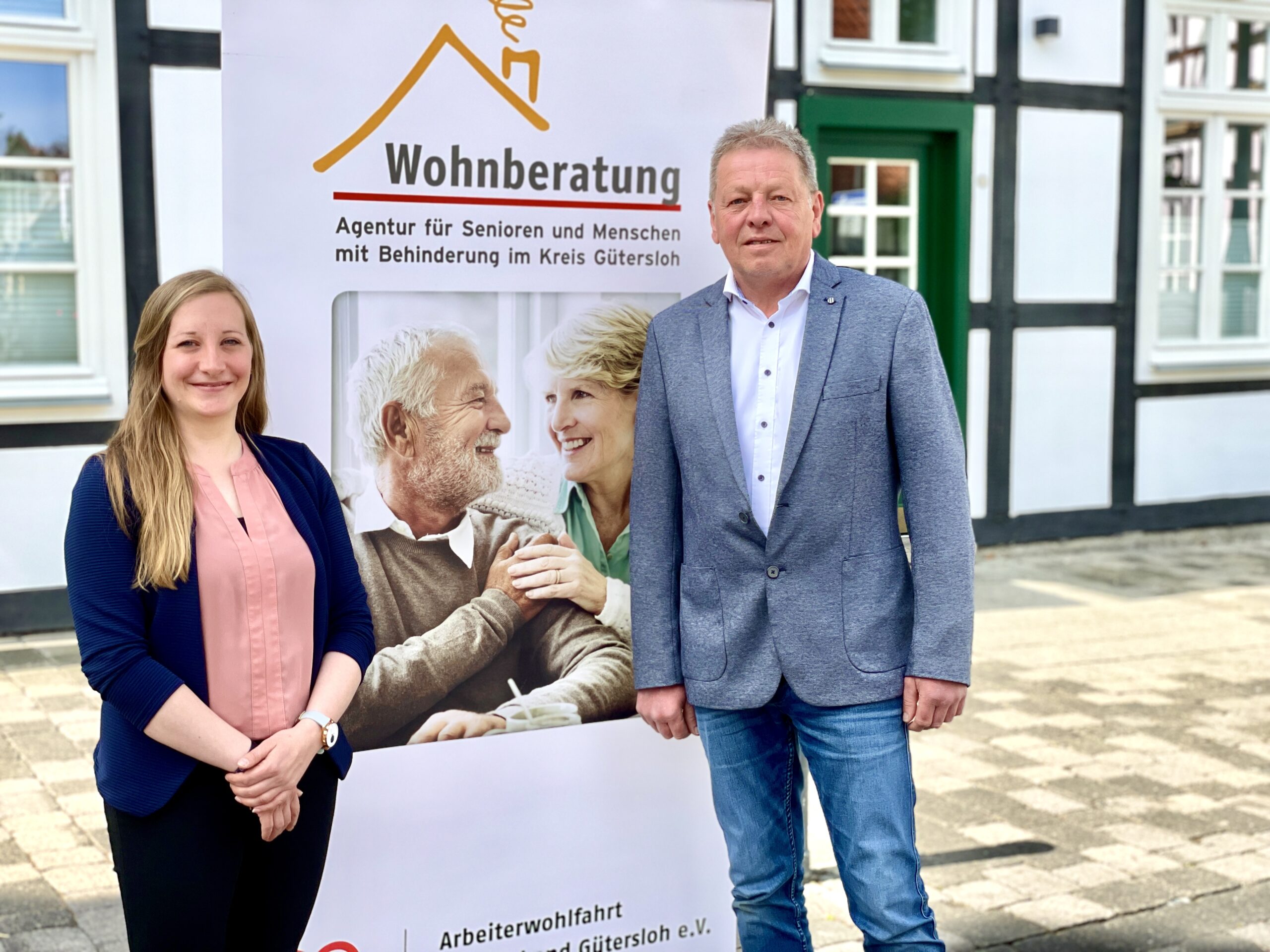 Wilfried Dörhoff, Leiter der städtischen Abteilung Jugend, Soziales & Wohnen, lädt gemeinsam mit AWO-Mitarbeiterin Lisa Wi