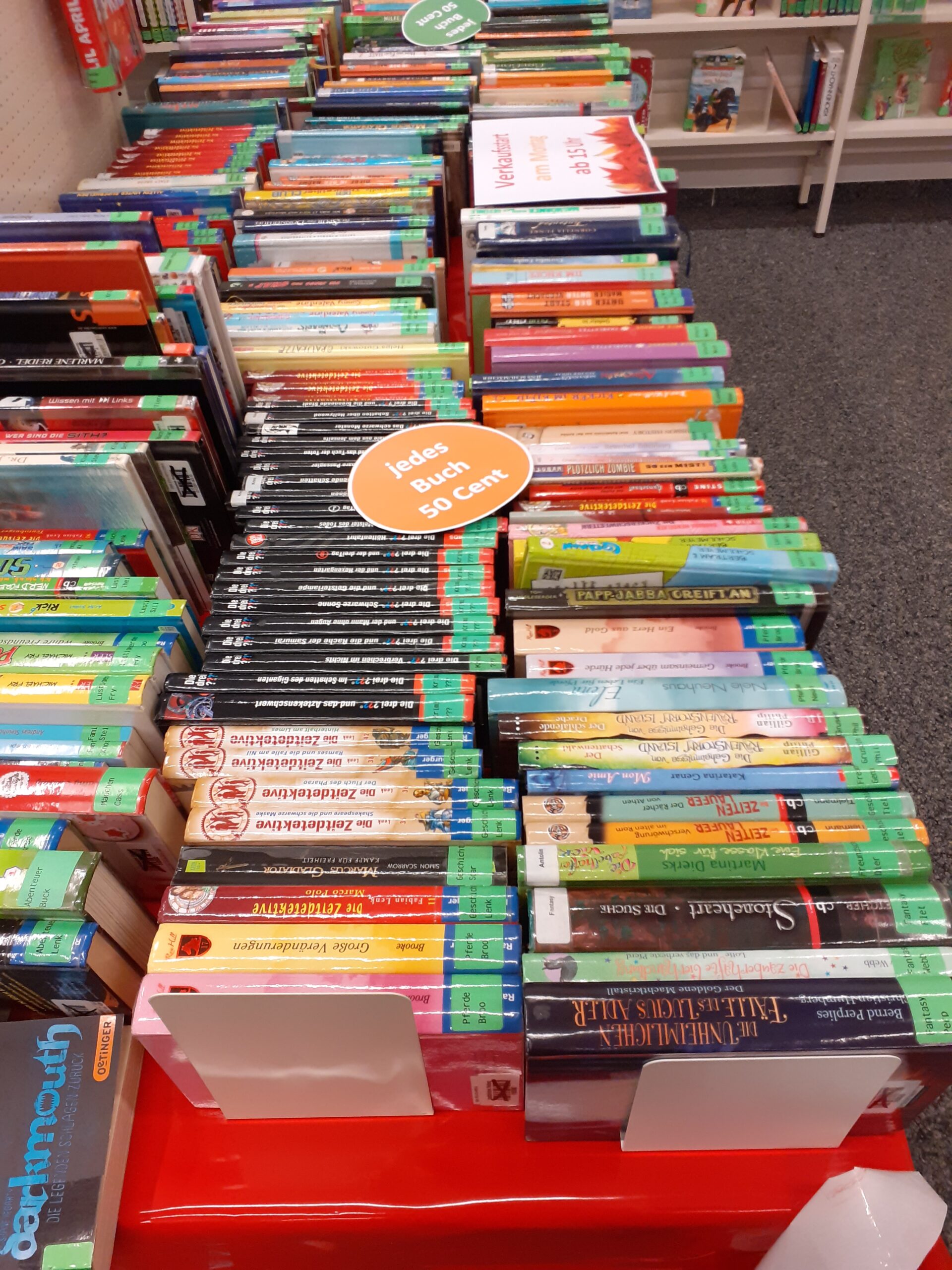 Ganze Tische voller Bücher und auch andere Medien hat das Büchereiteam aussortiert. Beim Bücherflohmarkt werden diese gün