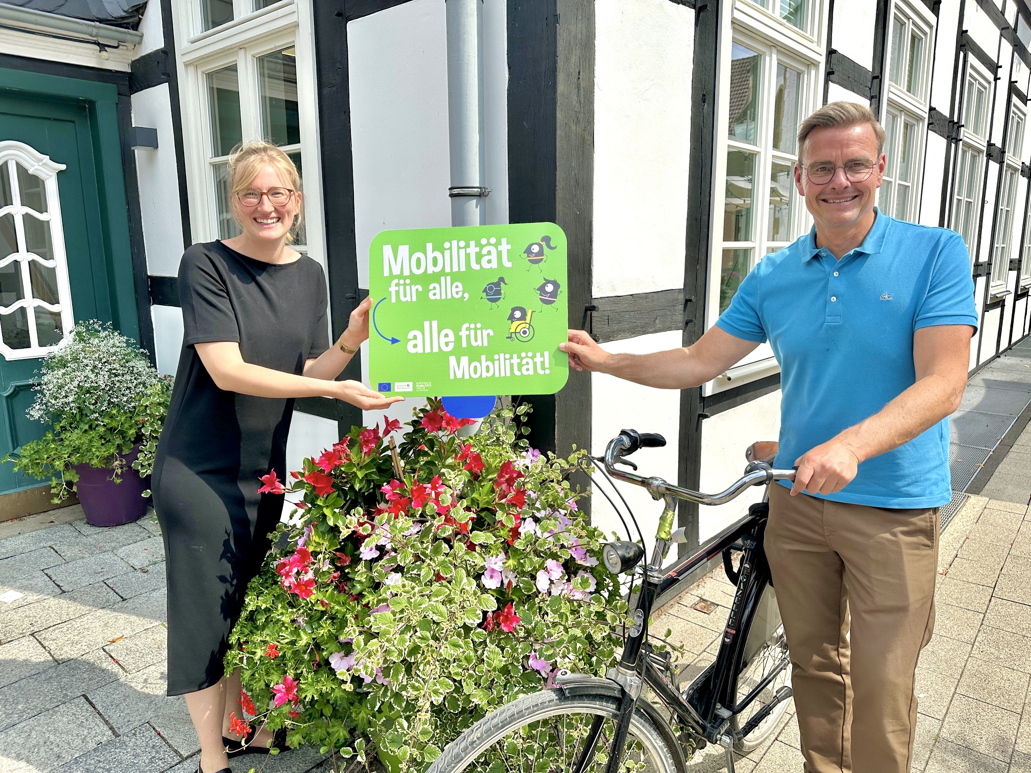 Rietbergs Mobilitätsbeauftragte Wibke Kordtomeikel und Bürgermeister Andreas Sunder werben für die Europäische Mobilität