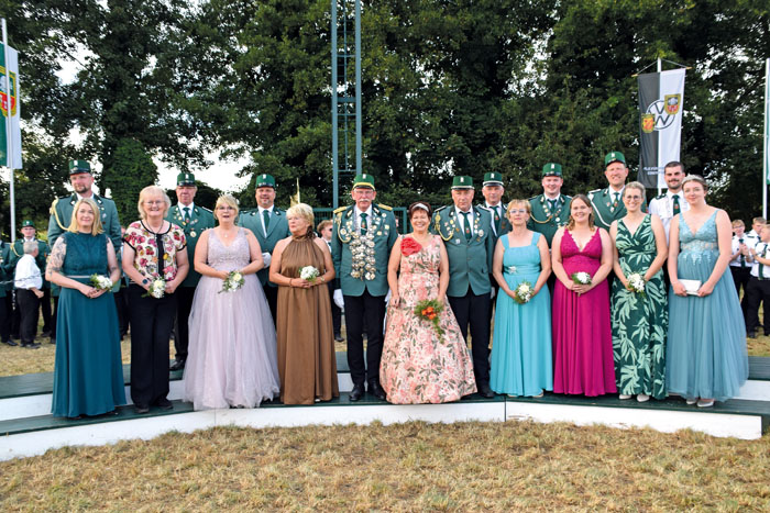 Den neuen Hoofstaat v.l.: Christian und Corinna Helfthewes, Rolf und Ulrike Lampe, Daniel und Tanja Klepitko, Zeremonienmeist