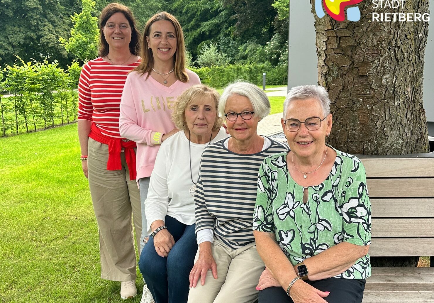 Katrin Dechange (Caritasverband) und Swetlana Reimer (Stadt Rietberg) freuen sich, mit Christel Jansen, Brigitte Schick und C