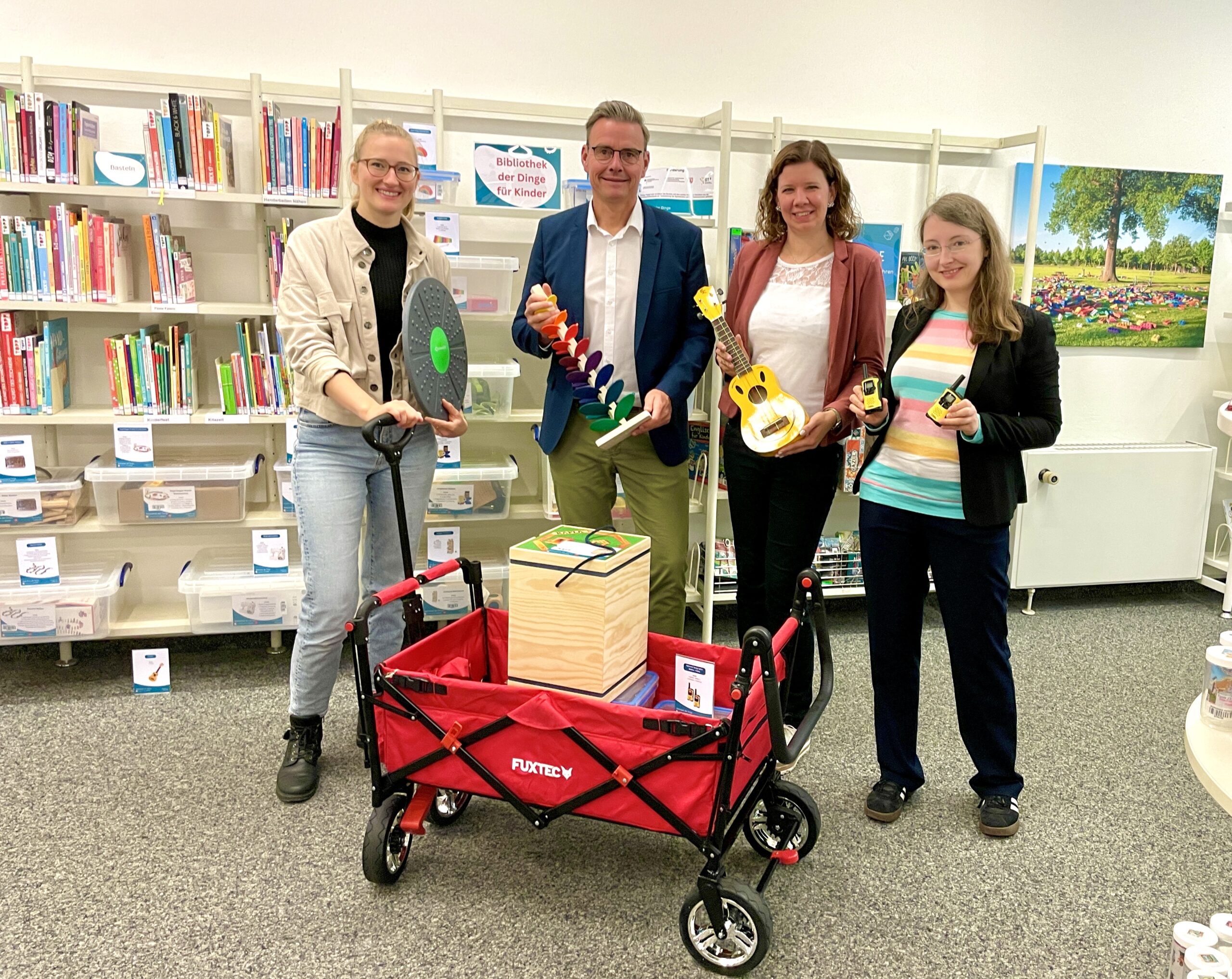 Rietbergs Klimaschutzmanagerin Wibke Kordtomeikel, Bürgermeister Andreas Sunder und Julia Bröckling und Jennifer Bader als 