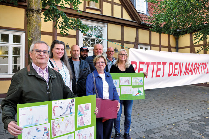 Sie waren unermüdlich aktiv für Erhalt des Marktplatzes. 1.600 gesammelte Unterschriften überzeugten. Abordnung der Bürge