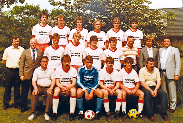 Die Aufstiegsmannschaft des Rot-Weiß Mastholte von 1985 freute sich über die Meisterschaft.   Foto: privat