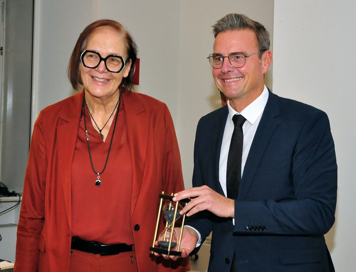 Altersvorsitzende Christiane Schneiders eröffnet die Sitzung des neuen Rates. Auf dem Weg ins Amt, übergab sie Andreas Sund