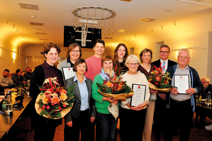 Mit Dank und Anerkennung präsentiert Bürgermeister Sunder die drei Preisträger im Ratssaal des Alten Progymnasiums. Petra 